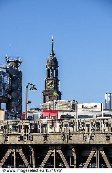 Deutschland  Hamburg  Hochbahn mit Glockenturm der Kirche Saint-Michaels im Hintergrund