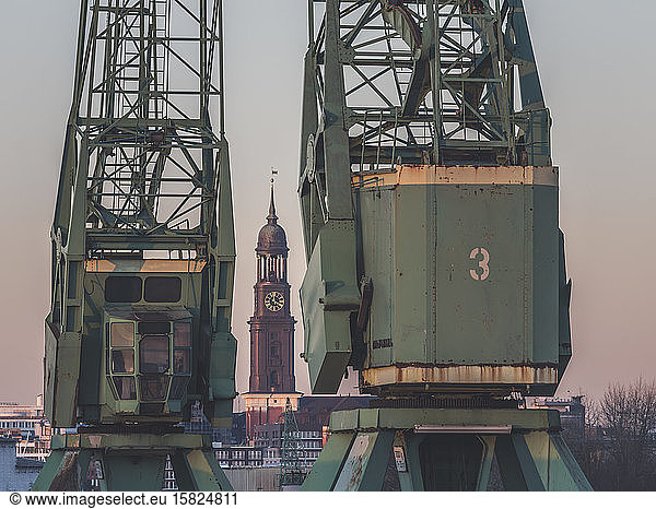 Deutschland  Hamburg  Kirchturm der St. Michaels-Kirche zwischen zwei Industriekränen gesehen