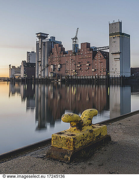 Deutschland  Hamburg  Rethespeicher spiegelt sich im Fluss bei Sonnenuntergang