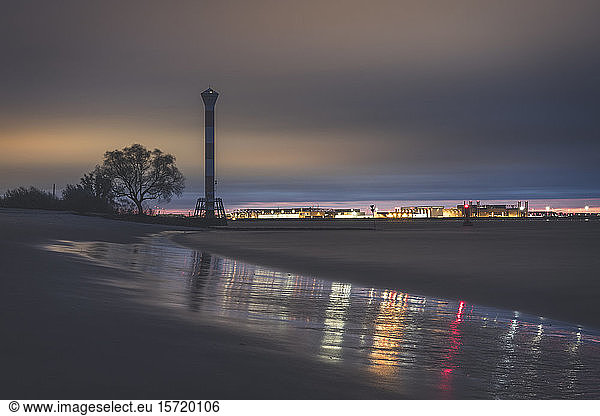 Deutschland  Hamburg  Sandbank der Elbe in der Morgendämmerung mit Leuchtturm im Hintergrund