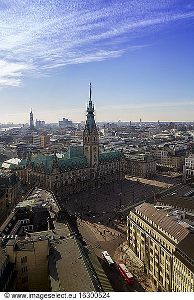 Deutschland  Hamburg  Stadtbild von St. Petri Kirche mit St. Michaelis Kirche und Rathaus