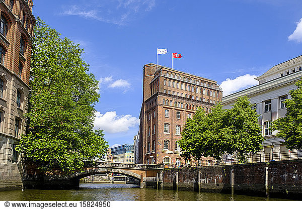 Deutschland  Hamburg  Trostbrucke und Gebäude der Patriotischen Gesellschaft von 1765