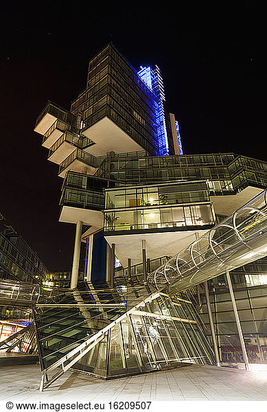 Deutschland  Hannover  Blick auf die Norddeutsche Landesbank bei Nacht