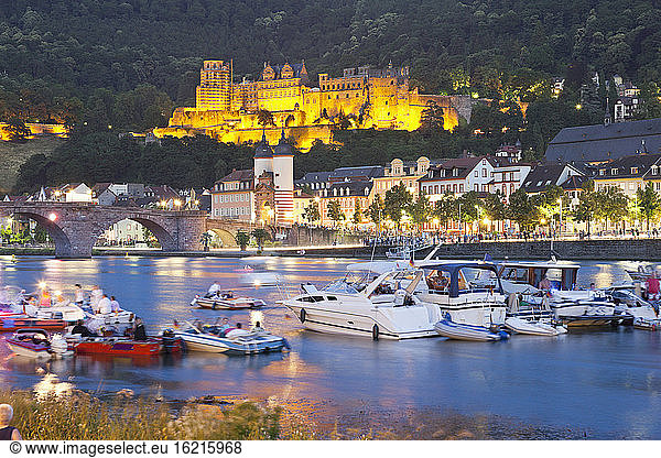 Deutschland  Heidelberg  Menschen im Boot auf dem Neckar mit Schloss im Hintergrund