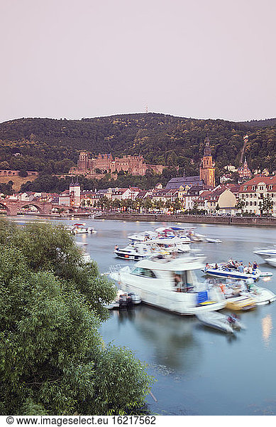 Deutschland  Heidelberg  Menschen im Boot auf dem Neckar mit Schloss im Hintergrund