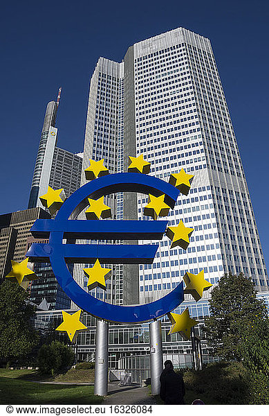 Deutschland  Hessen  Frankfurt  Schild der Europäischen Union vor dem Gebäude der Europäischen Zentralbank