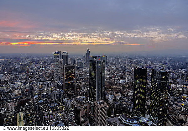 Deutschland  Hessen  Frankfurt  Stadtansicht mit Finanzviertel am Abend