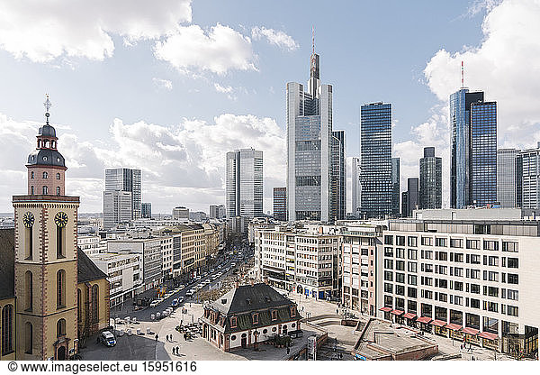 Deutschland  Hessen  Frankfurt  Stadtplatz mit innerstädtischen Wolkenkratzern im Hintergrund