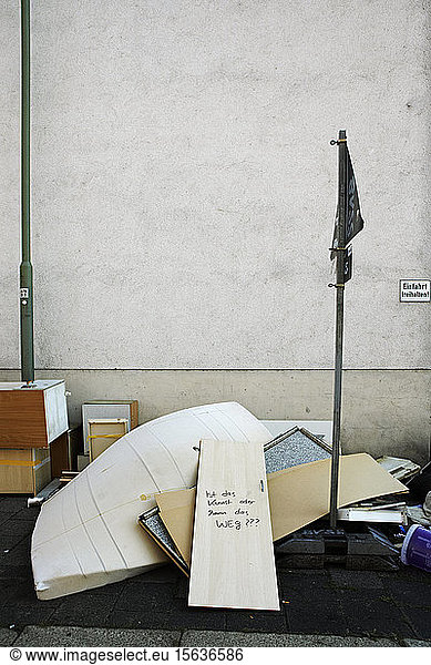 Deutschland  Hessen  Offenbach  verlassener Müll an der Mauer