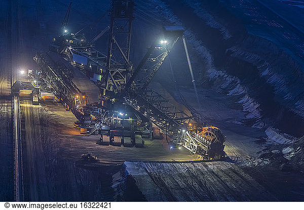 Deutschland  Juechen  Schaufelradbagger im Braunkohlebergbau Garzweiler bei Nacht