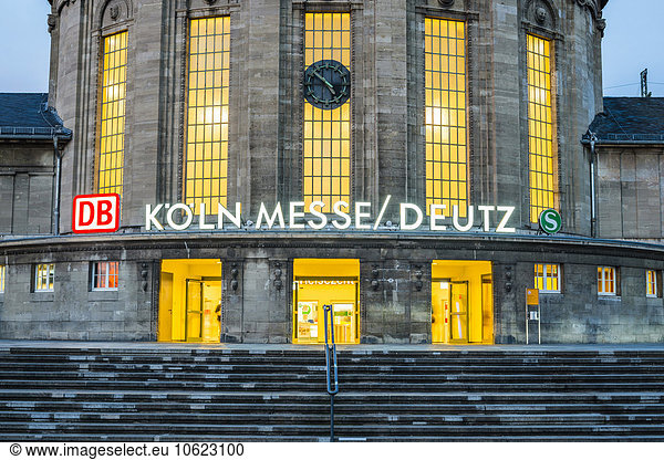 Deutschland  Köln  Bahnhofsgebäude in Deutz