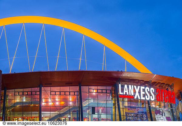 Deutschland  Köln  beleuchtete Lanxess Arena zur blauen Stunde