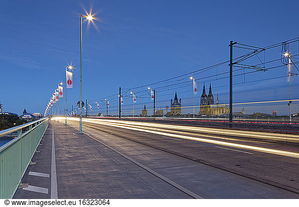 Deutschland  Köln  beleuchtete Severinsbrücke