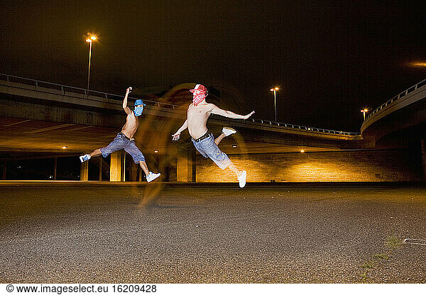 Deutschland  Köln  Junge Leute springen  Brücke im Hintergrund