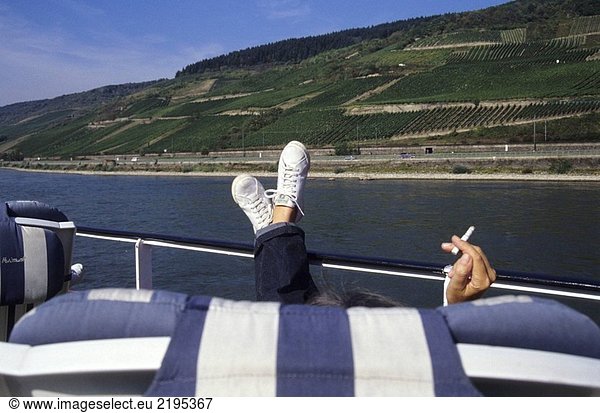 Deutschland - Kreuzfahrt auf dem Fluss Rhein an Bord Rhein Emerald Boot. Tourist auf dem Deck.
