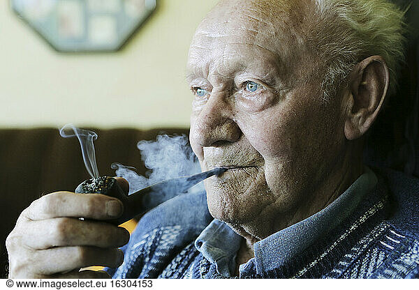 Deutschland  älterer Mann mit Pfeife und rauchend