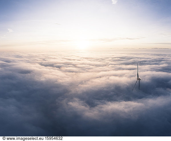 Deutschland  Luftbild einer von Wolken umhüllten Windkraftanlage bei Sonnenaufgang