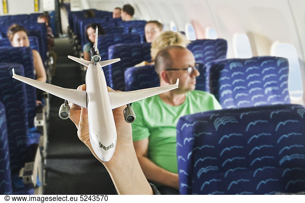 Deutschland  München  Bayern  Handflugzeugmodell im Economy Class Flugzeug