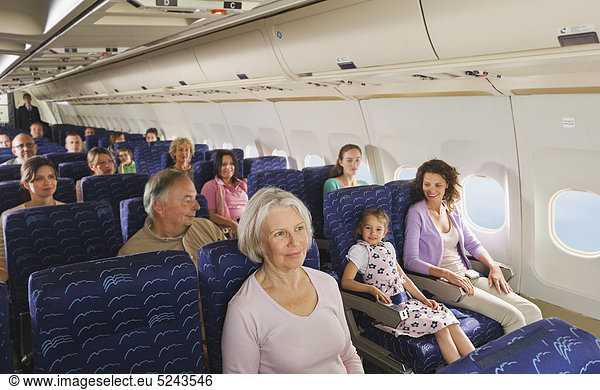 Deutschland  München  Bayern  Menschen in Economy Class Flugzeugen