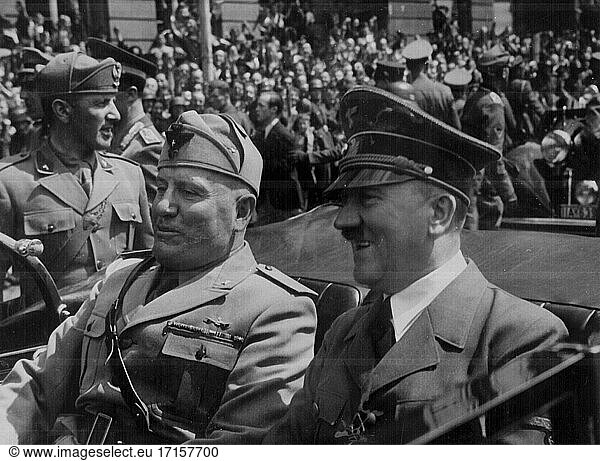 DEUTSCHLAND München -- Juni 1940 -- Adolf Hitler und Benito Mussolini in München  Deutschland  ca. Juni 1940. US Army Foto (Freigegeben) -- Bild von Lightroom Photos / US Army *Beste verfügbare Qualität. NB Nicht retuschiert für Staub und Kratzer.