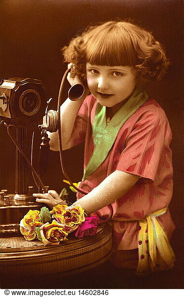 Deutschland  1928  Maedchen  telefonieren  telefoniert  Hoerer in der Hand  colorierte Postkarte  Kind  Kinder  Telefon  Telefonat  Telefongespraech  Frisur  Zwanziger Jahre  20er Jahre
