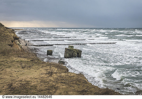 Deutschland  Mecklenburg-Vorpommern  Fischland  Wustrow  Bunker in der Ostsee bei Sturm