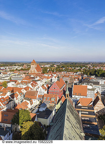Deutschland Mecklenburg-Vorpommern Greifswald Klarer Himmel Altstadt