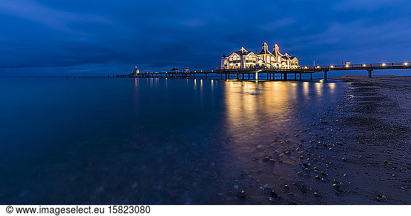 Deutschland  Mecklenburg-Vorpommern  Insel Rügen  Sellin  Leuchtmole auf See in der Abenddämmerung
