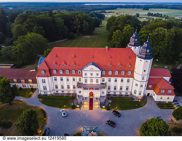 Deutschland  Mecklenburg-Vorpommern  Mecklenburgische Seenplatte  Goehren-Lebbin  Luftaufnahme des Schlosshotels Fleesensee am Abend