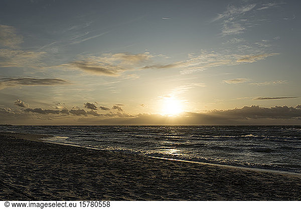 Deutschland  Mecklenburg-Vorpommern  Prerow  Sandstrand der Ostsee bei Sonnenuntergang