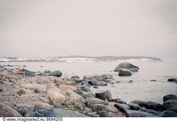 Deutschland Mecklenburg-Vorpommern Rügen Steinstrand im Winter