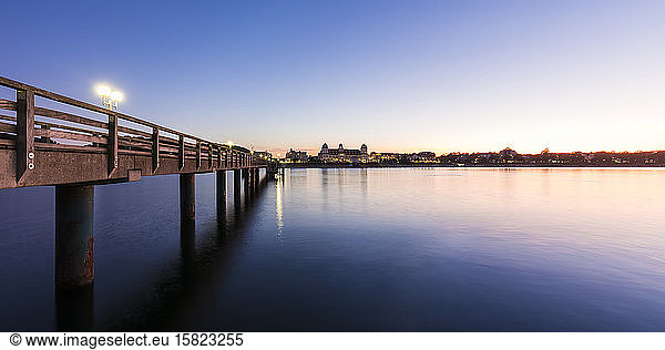 Deutschland  Mecklenburg-Vorpommern  Rugen Island  Binz  Ostseebad  Pier und Meer in der Abenddämmerung