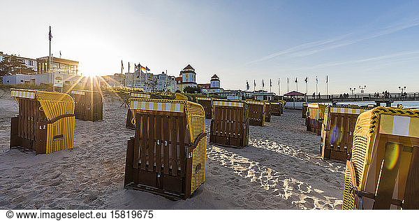 Deutschland  Mecklenburg-Vorpommern  Rugen Island  Binz  Ostseebad  Strandkörbe aus Korbgeflecht am Strand bei Sonnenuntergang