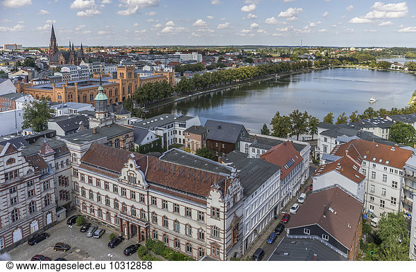 Deutschland Mecklenburg-Vorpommern Schwerin Stadtbild Alte Post und Teich Pfaffenteich