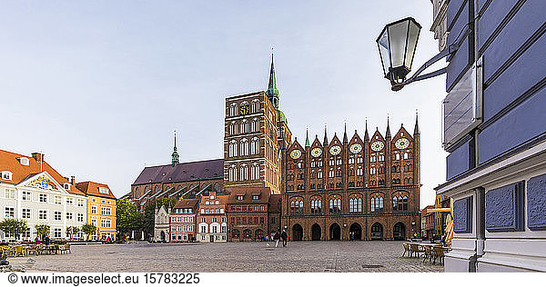 Deutschland  Mecklenburg-Vorpommern  Stralsund  Stadtplatz vor der Nikolaikirche