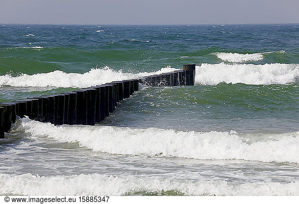 Deutschland  Mecklenburg-Vorpommern  Zingst  Wellen prasseln gegen Küstenbuhnen