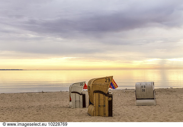 Deutschland  Niendorf  drei Strandkörbe am Timmendorfer Strand bei Sonnenaufgang