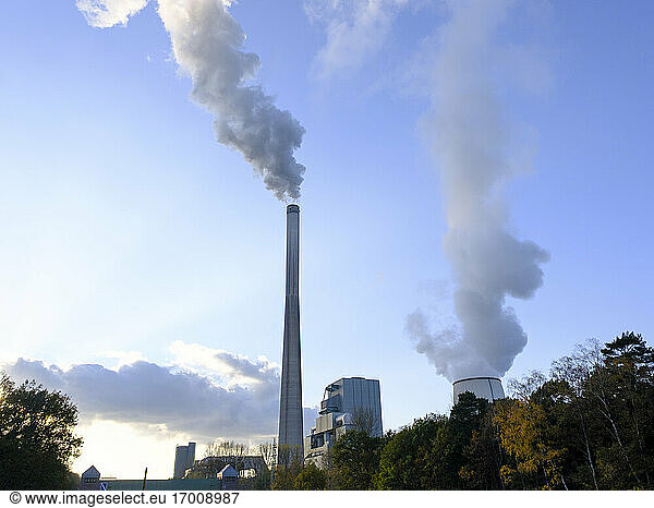 Deutschland  Nordrhein-Westfalen  Bergkamen  Rauchaufstieg aus Kohlekraftwerk bei Sonnenuntergang