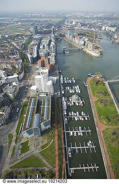 Deutschland  Nordrhein-Westfalen  Düsseldorf  Blick auf den Medienhafen  Blick von oben
