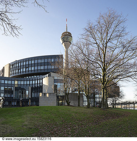 Deutschland  Nordrhein-Westfalen  Düsseldorf  Parlamentsgebäude mit Rheinturm im Hintergrund