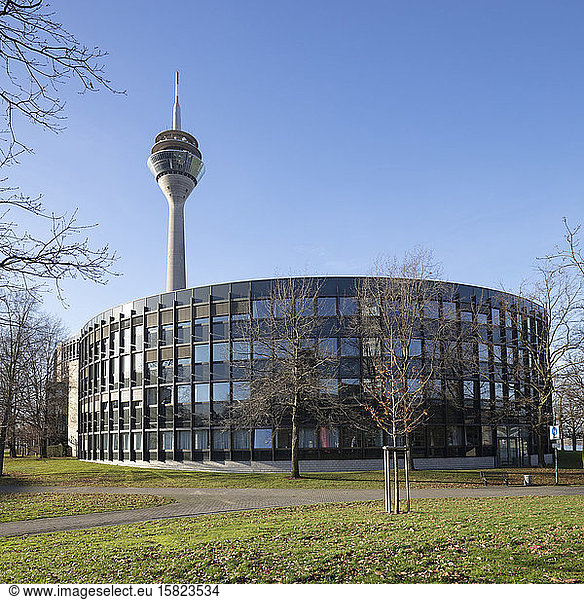 Deutschland  Nordrhein-Westfalen  Düsseldorf  Parlamentsgebäude mit Rheinturm im Hintergrund