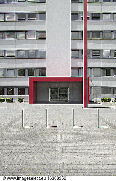 Deutschland  Nordrhein-Westfalen  Düsseldorf  Teilansicht mit Eingang eines Bürogebäudes