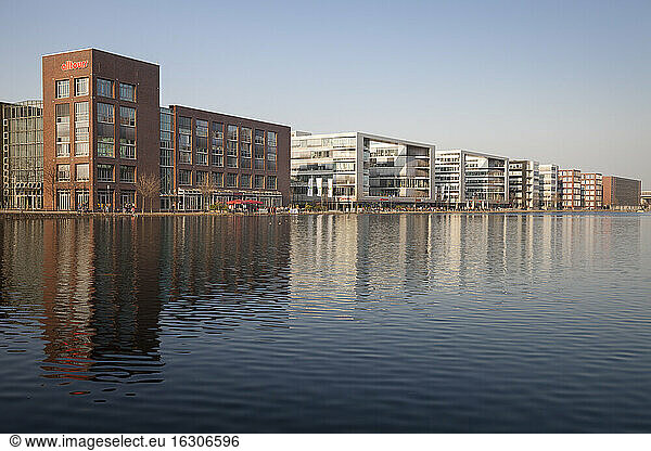 Deutschland  Nordrhein-Westfalen  Duisburg  Innenhafen  Blick auf Bürogebäude und Außengastronomie