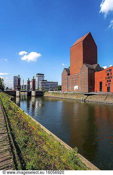 Deutschland  Nordrhein-Westfalen  Duisburg  Kanal vor dem Landesarchiv NRW  Abteilung Rheinland
