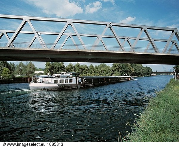 Deutschland  Nordrhein-Westfalen  Herne  Rhein-Herne-Kanal  Frachtschiff
