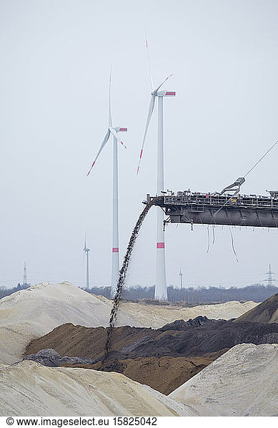 Deutschland  Nordrhein-Westfalen  Inden  Förderband eines Schaufelradbaggers mit Windturbinen im Hintergrund