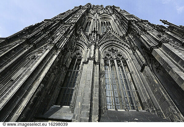 Deutschland  Nordrhein-Westfalen  Köln  Froschperspektive auf einen Teil der Fassade des Kölner Doms