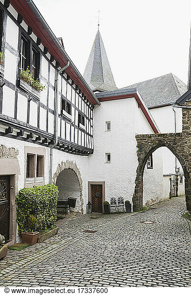 Deutschland  Nordrhein-Westfalen  Kronenburg  Kopfsteinpflasterstraße im historischen mittelalterlichen Dorf