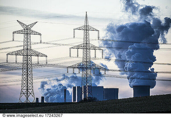 Deutschland  Nordrhein-Westfalen  Neurath  Braunkohlekraftwerk im Hintergrund