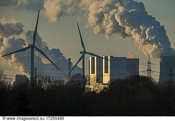 Deutschland  Nordrhein-Westfalen  Neurath  Windräder und Braunkohlekraftwerk bei Sonnenuntergang